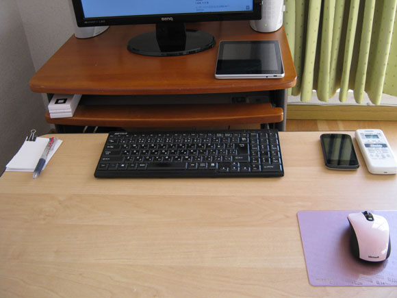 PC台にセットされているキーボードの写真