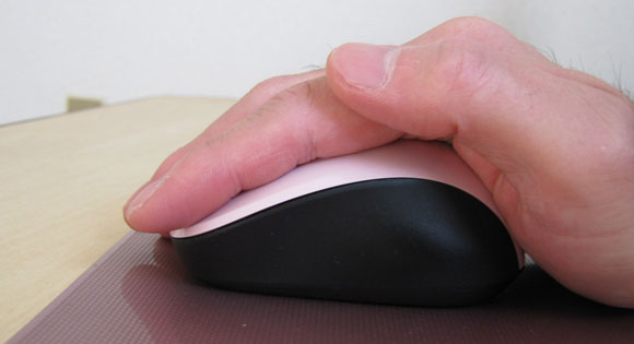 マイクロソフトのマウスを手で動かしている写真